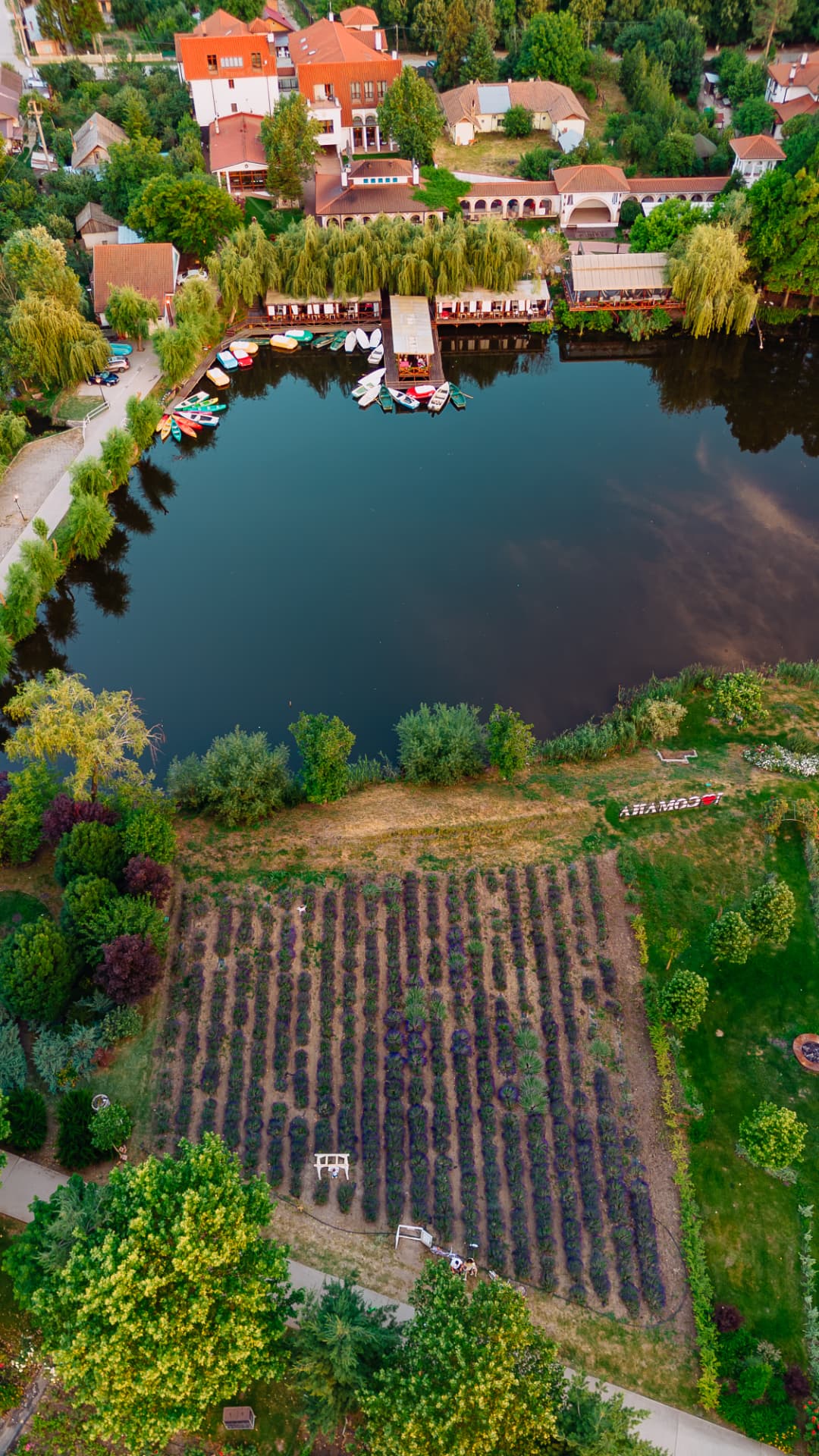Vedere aeriană a resortului Casa Comana și a lacului