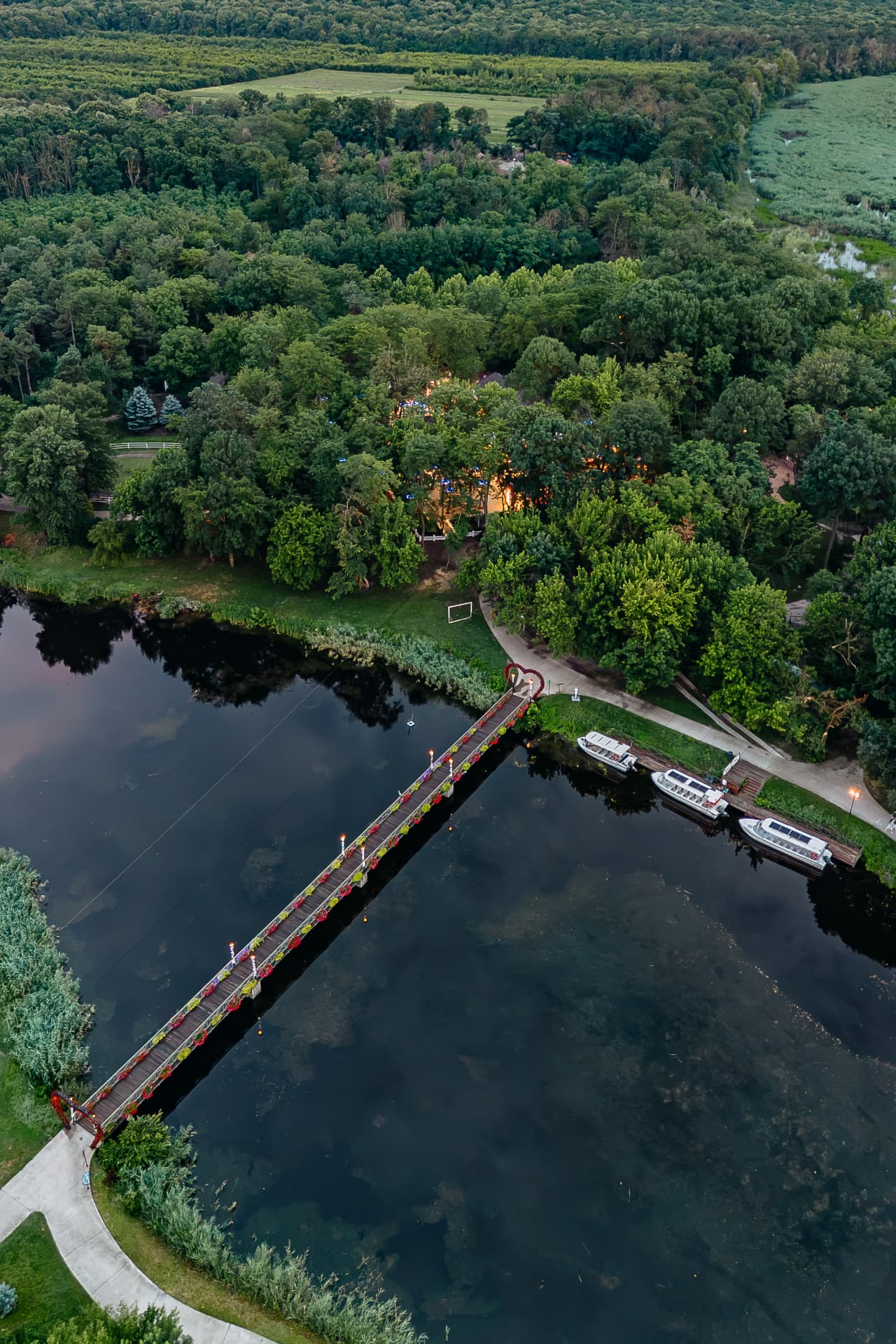 Pontonul decorat peste lacul de la Casa Comana