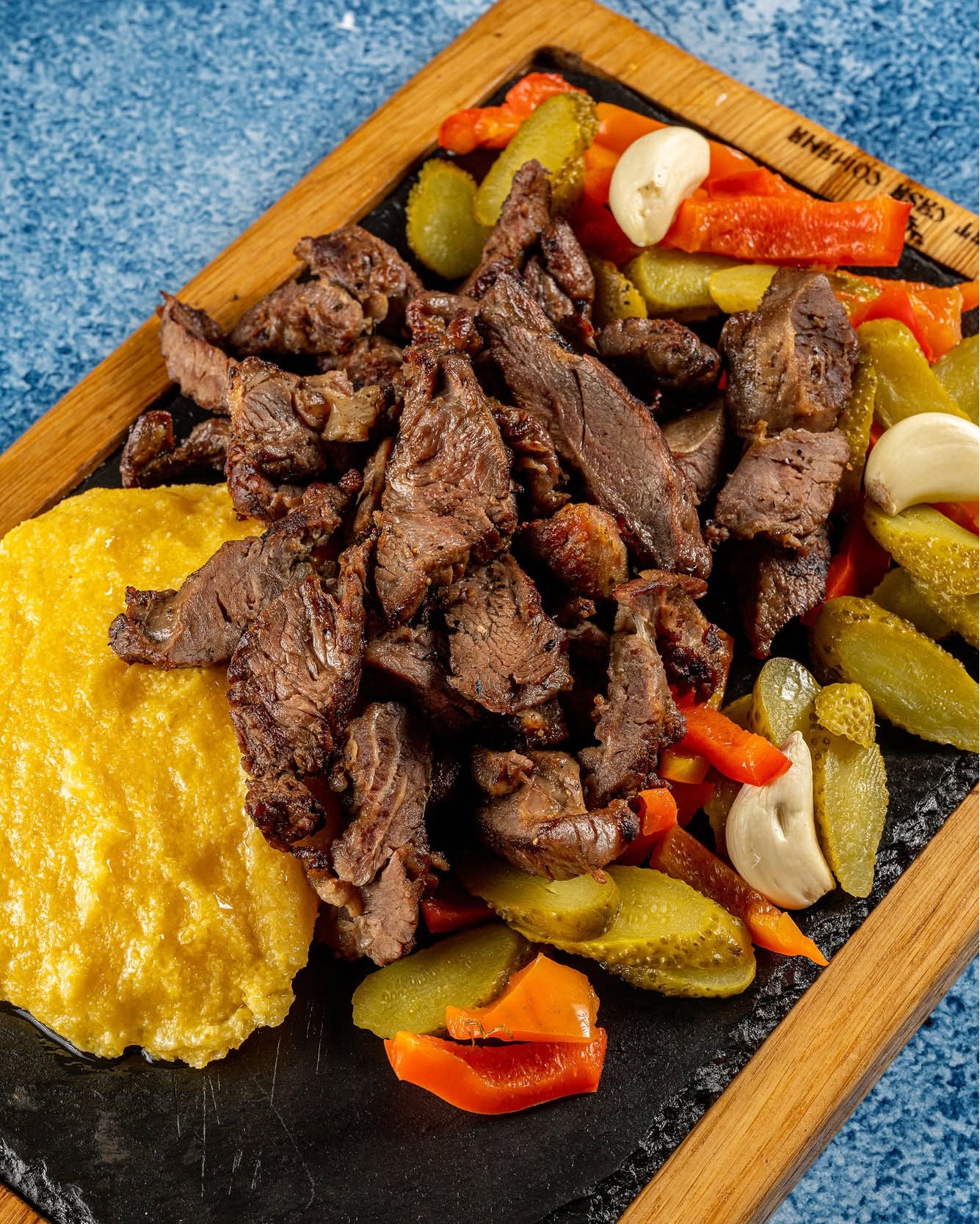 Platou cu carne la grătar, mămăligă și murături