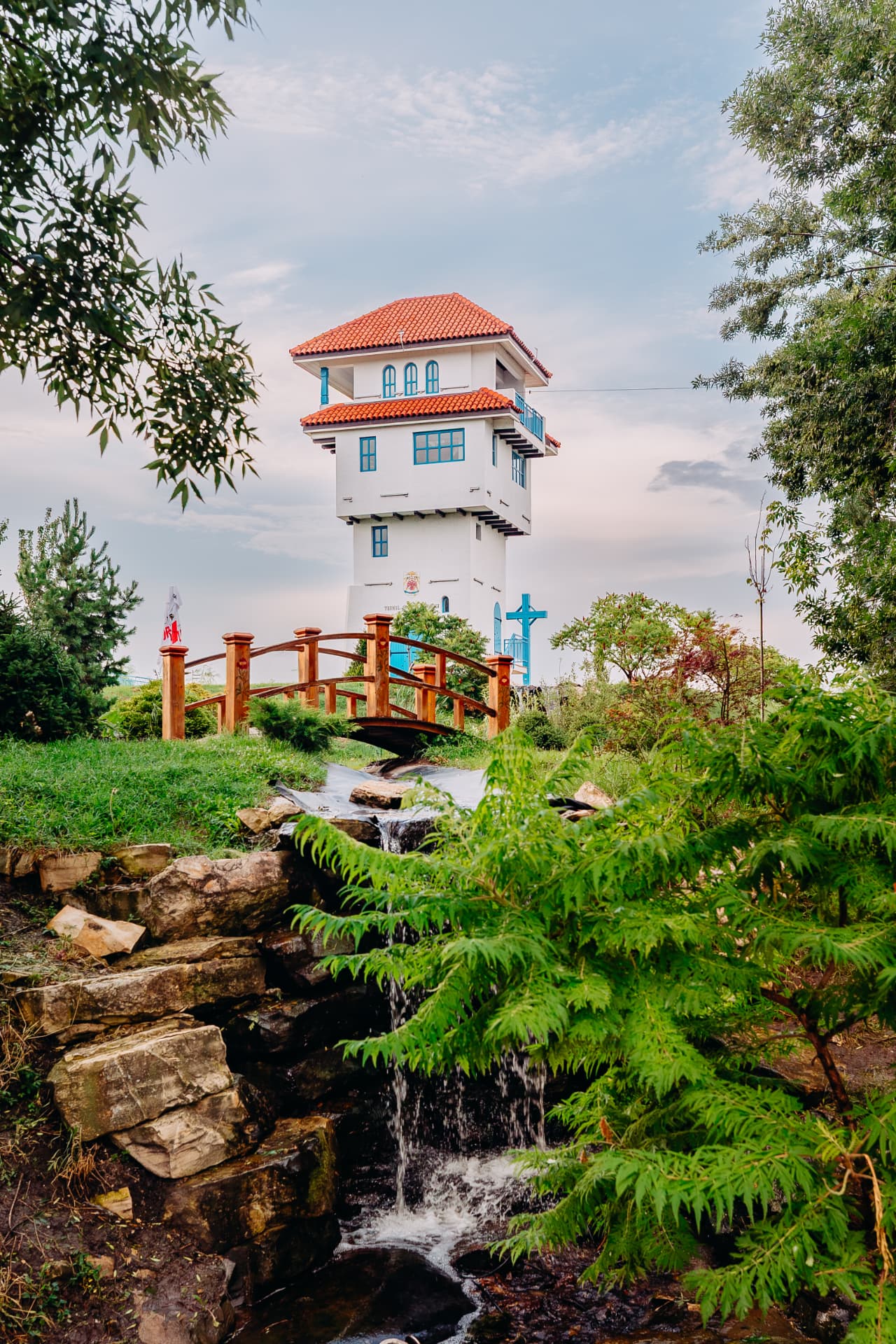 Turnul și cascada din grădinile resortului
